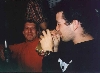 Andi und Mo amüsieren sich mit alkoholischen Getränken auf dem ET-Fest an Bennos FH in Aalen.
